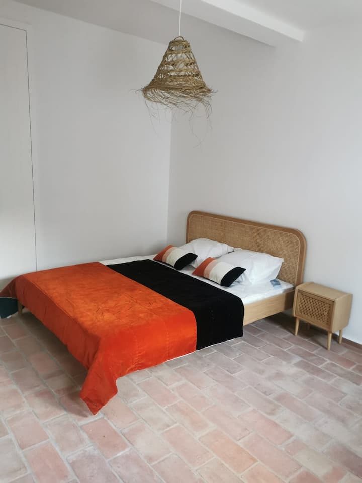 Suita nr. 4 me ajër të kondicionuar me hyrje të pavarur, me ajër të kondicionuar dhe me banjën e saj private. 