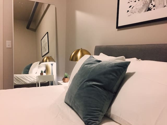 Stylish 2 BR Loft Downtown > WALK EVERYWHERE!! 201