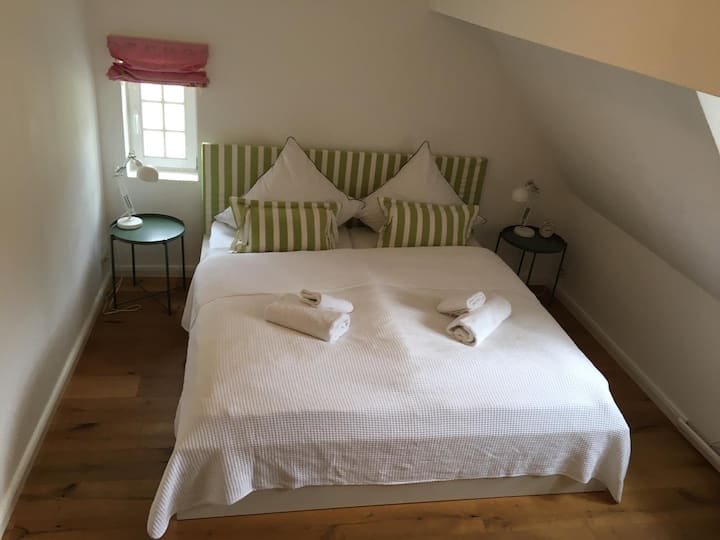 1号卧室床尺寸为1.80米× 2米。 