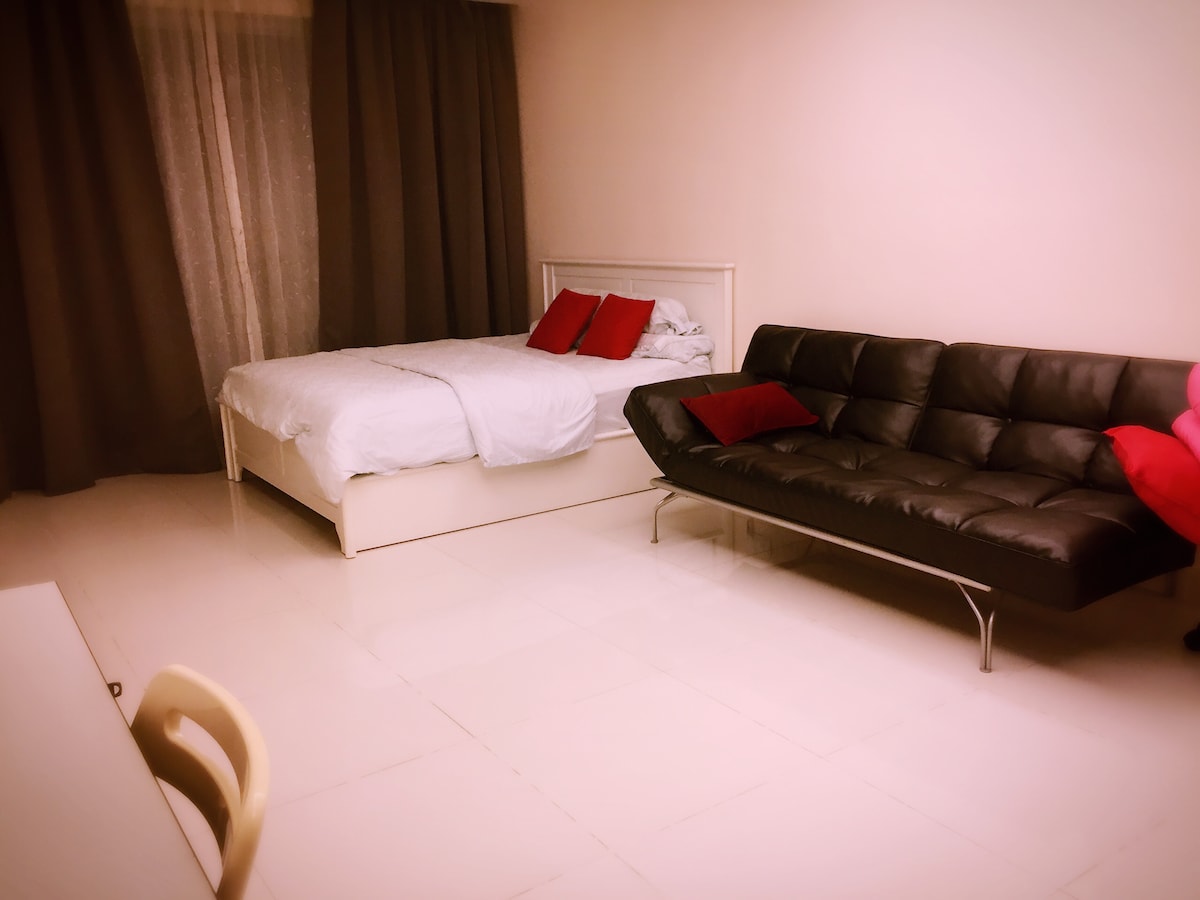 Garsónka. Výhľad z obývacieho priestoru