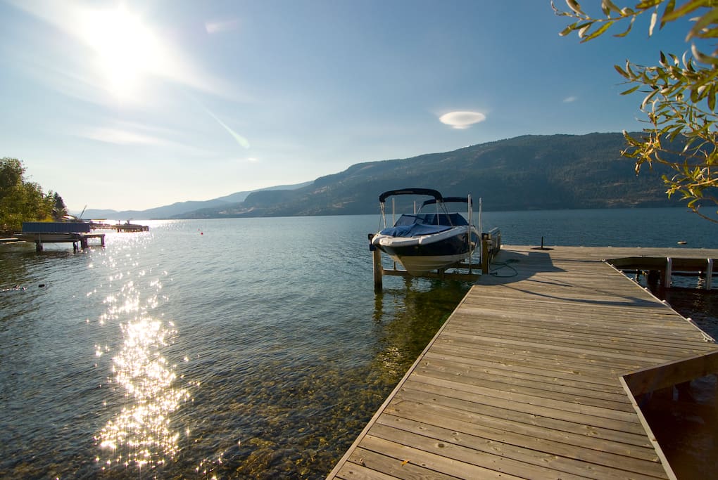 This dock and lake is wating for you. The dock continues to the right, where another boat lift is waiting for your use should you wish to bring a water craft of some kind that could use it (up to about 22 ft/5000 lbs.)