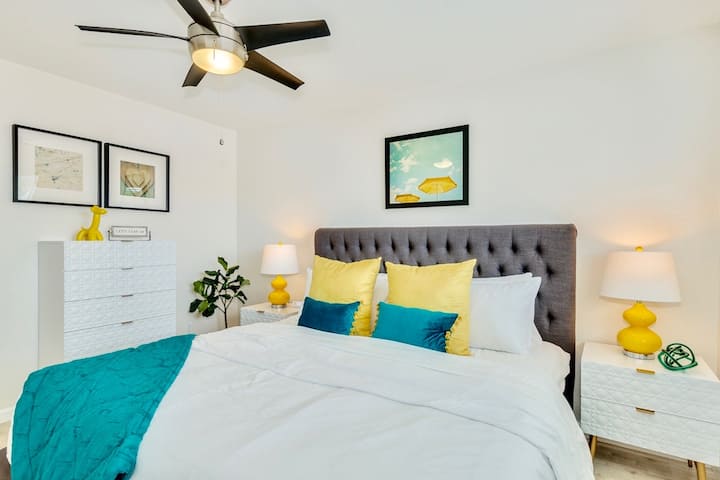 Bedroom #2:
Bright and sunny room with a king-sized bed. Note:  This is the second king-sized bed in this house!  :)