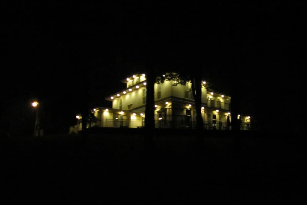 Night View of
Maxsells