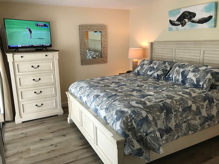 חדר שינה ראשי W/כל הרהיטים החדשים כדי לכלול מיטת קינג סייז וטלוויזיה חכמה בגודל 45אינץ '. 