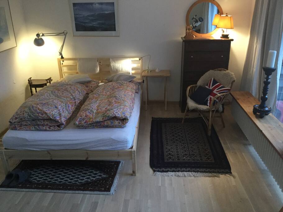 Gemütliches Doppelbett, 1,40m breit, nur was für gute Freunde.