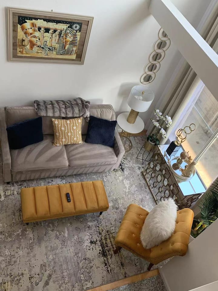  retrocediendo después de un día explorando San Francisco en nuestra cómoda sala de estar. El sol entra, destacando las hermosas obras de arte en las paredes.