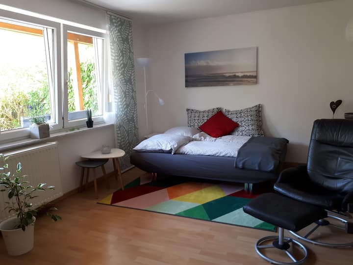 Გასაშლელ დივანს აქვს საწოლის ზედაპირი 140 × 200 სმ