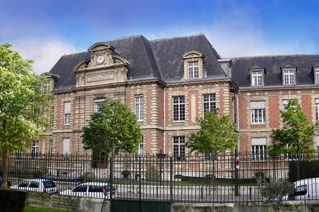 À côté de l'institut Pasteur, ...