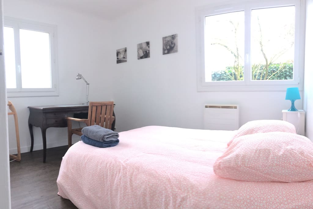 Une chambre très claire, literie neuve, avec vue sur la terrasse... et un bureau pour travailler un peu (mais pas trop). Il y aussi un placard-penderie.
