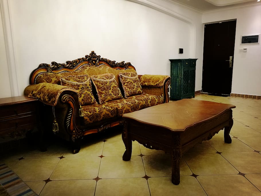 Le Salon / The Living Room
