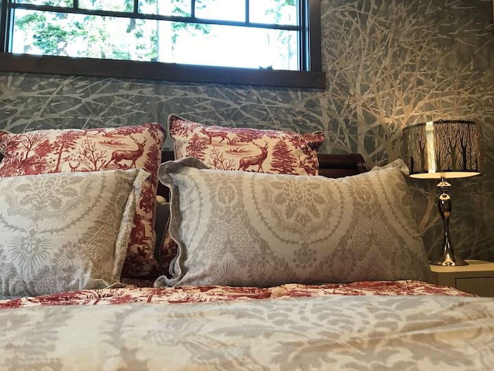 تجعل القطن الفاخر والبياضات والألحفة السفلية هذه الغرفة مريحة بقدر جمالها.