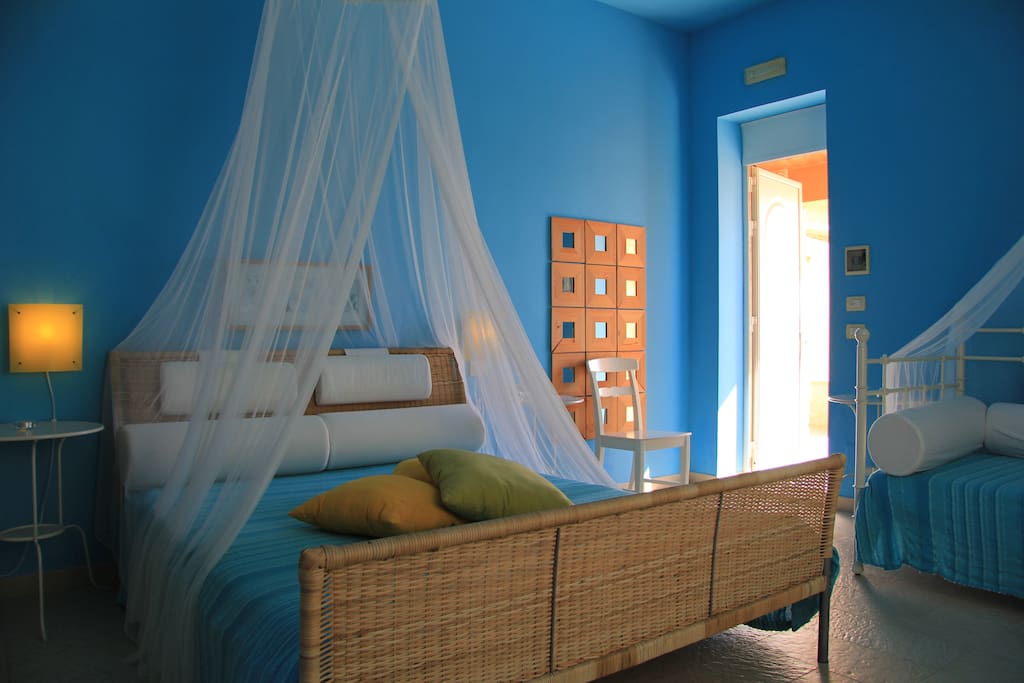 ingresso della camera e letto matrimoniale