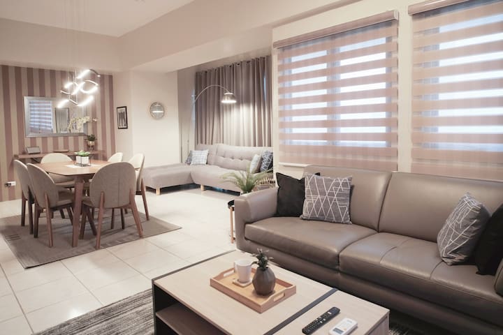 ☆☆☆☆☆ Designer Condo in QC.+Netflix & Free Parking