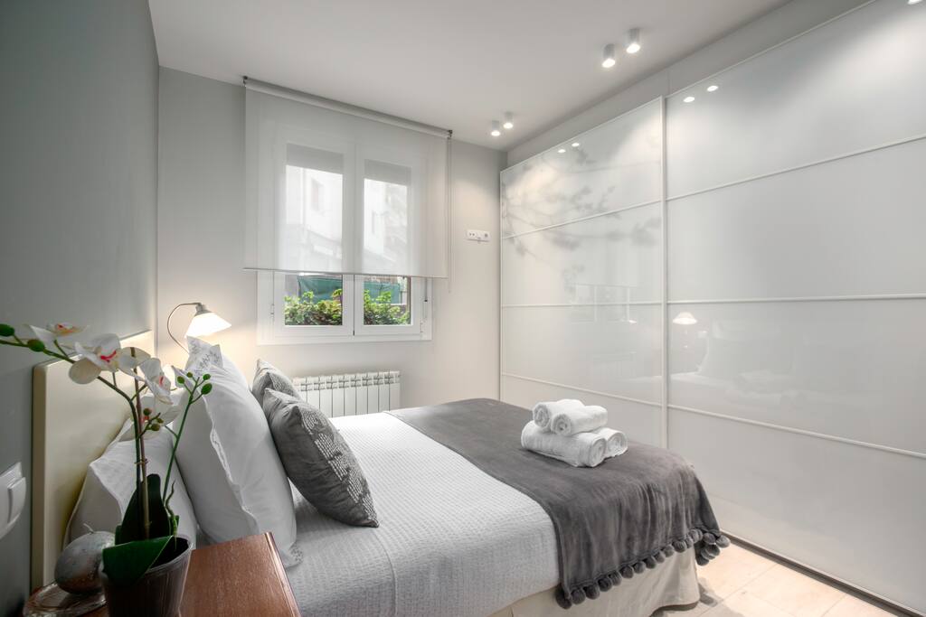 dormitorio con baño