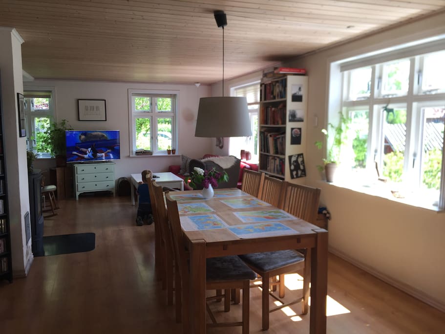 Spisebord og Sofa hygge bagved.