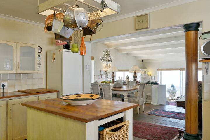 Rocky Beach Holiday Home with Panoramic Sea Views gallery image 5