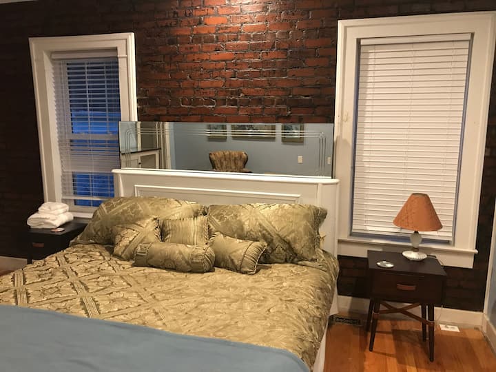 Арт Деко шик в спалнята „Александър“ също отговаря на изискванията на ADA