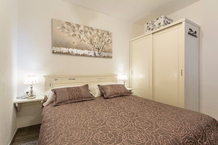 Chambre 1 : lit double, armoire et toilettes attenantes avec douche