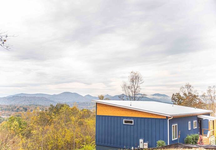 Modern home – Mtn views-4 miles to Downtown AVL gallery image 2