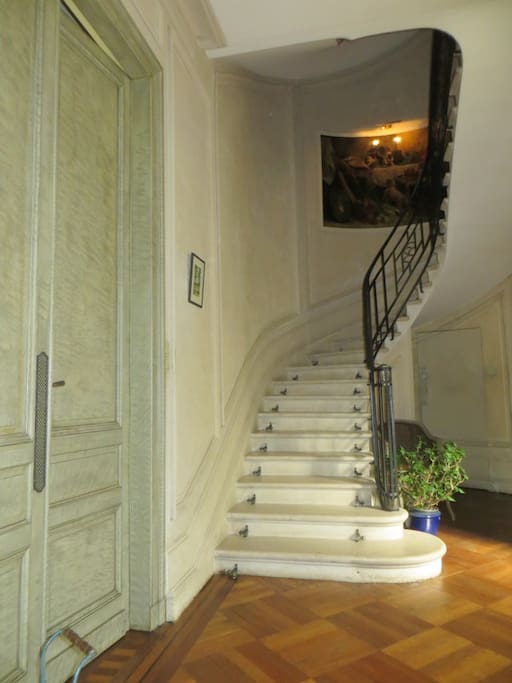 L'escalier vers la chambre.