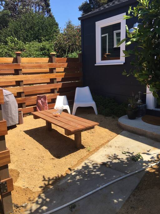 Small private yard. Feel free to use the grill even if it is in its normal location right outside your gate. Just roll it on over!