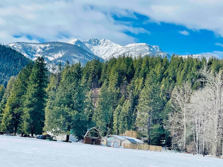 RanchHouse Nestled In The Mountain Range Farm stays for Rent