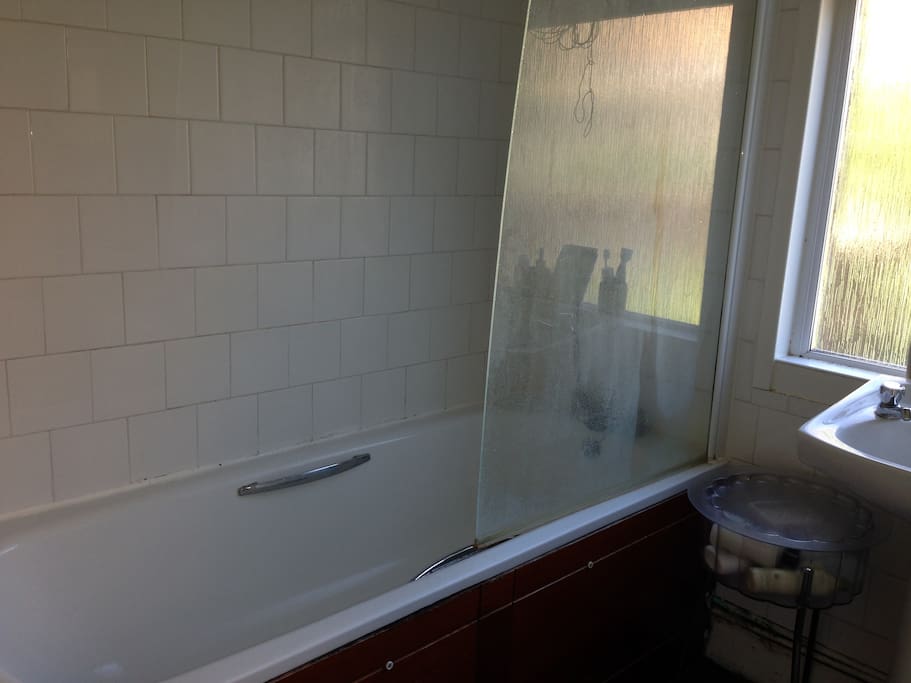 Bath tub and toiletry table