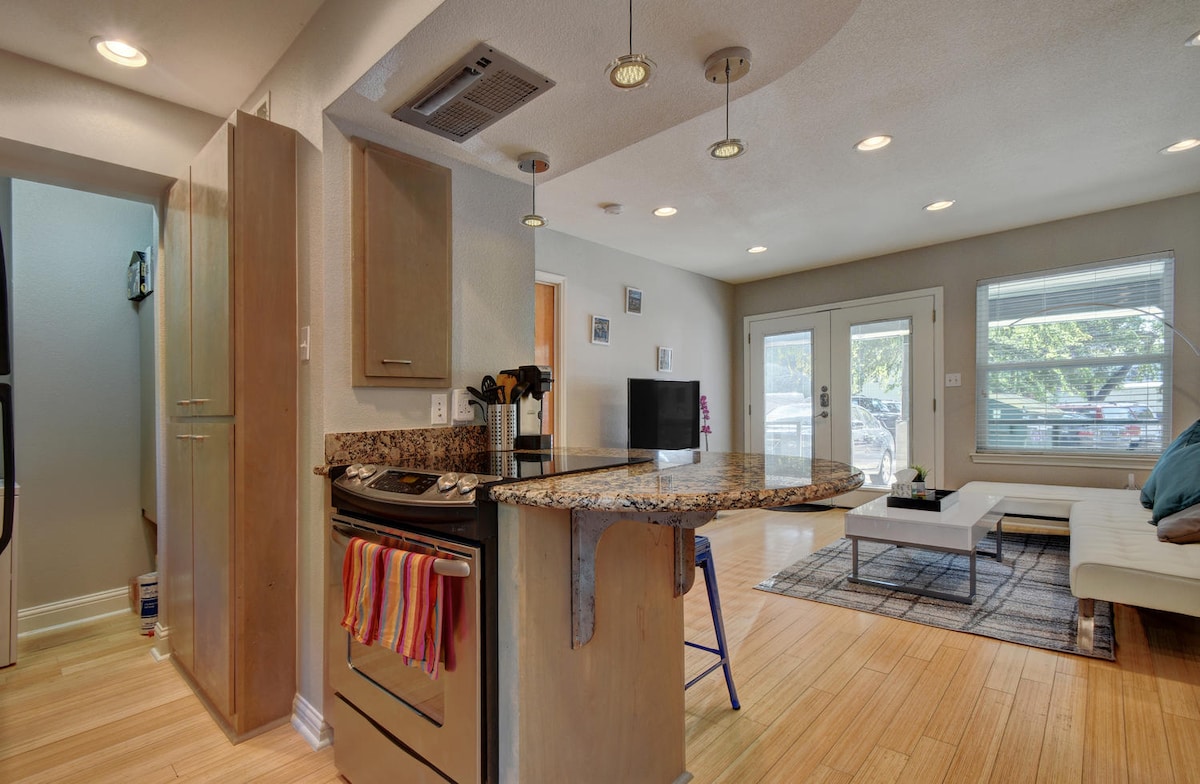 LOCATION & LUXURY - walk to downtown & Whole Foods