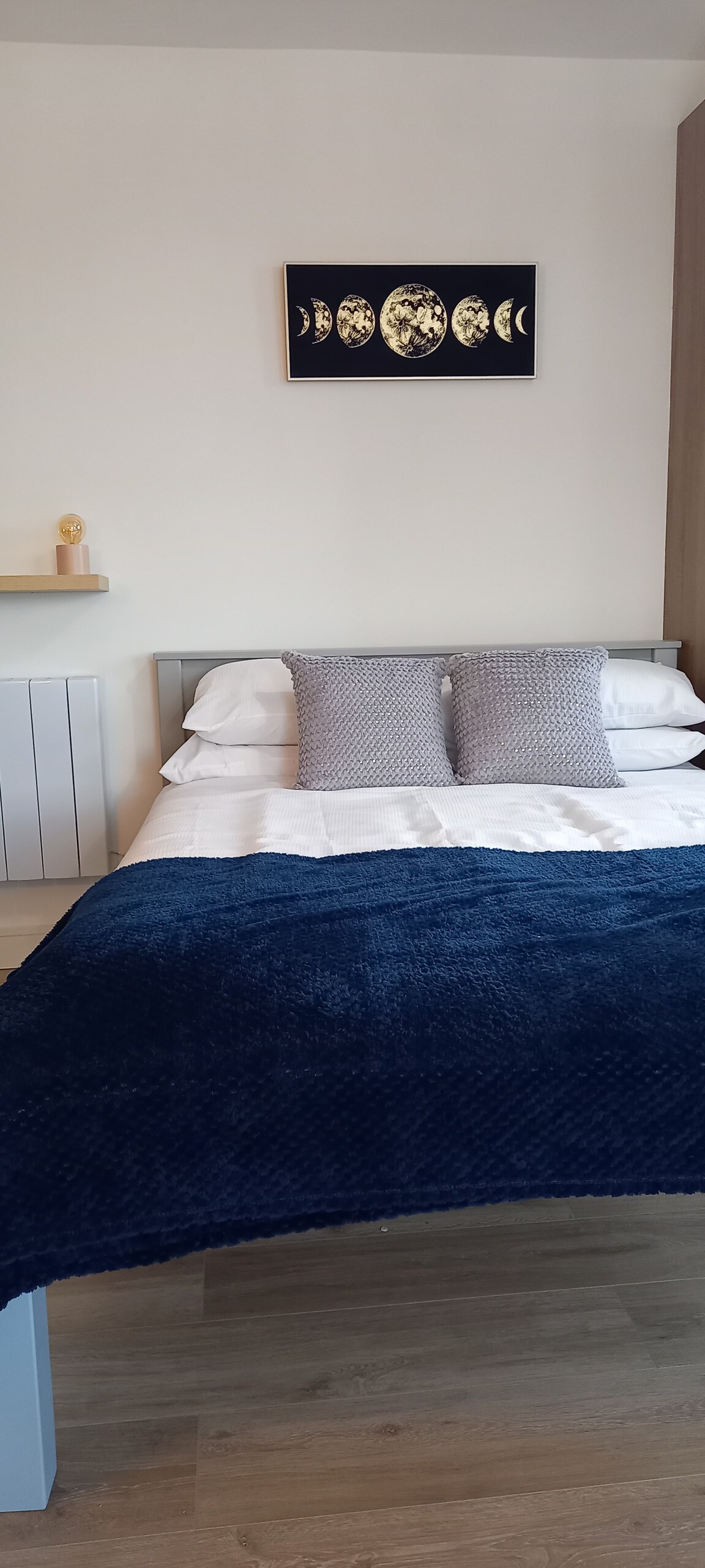 Potpuno novi bračni krevet i madrac.