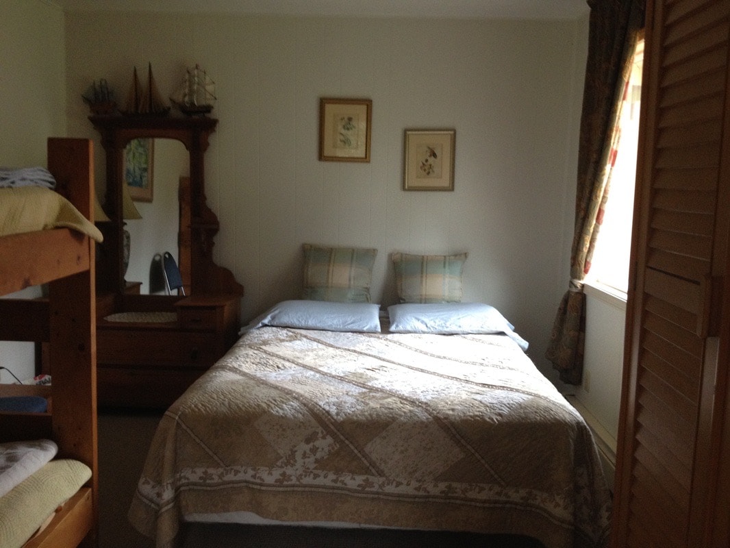 Spálňa s poschodovými posteľami a 1 manželskou posteľou