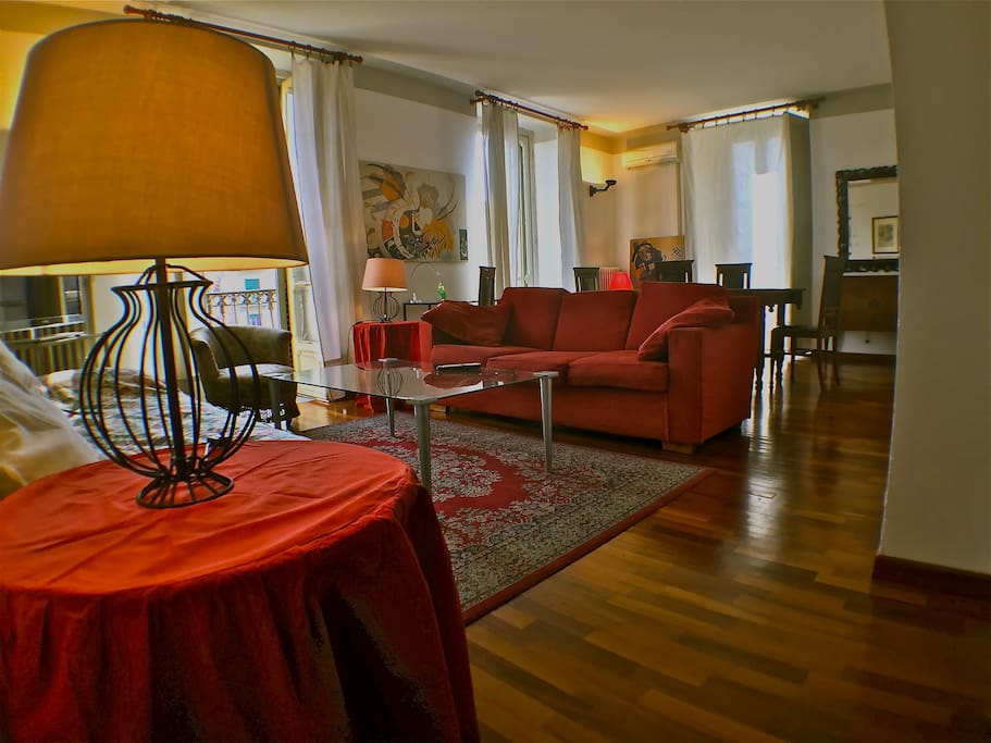 sala angolare con tre portefinestre