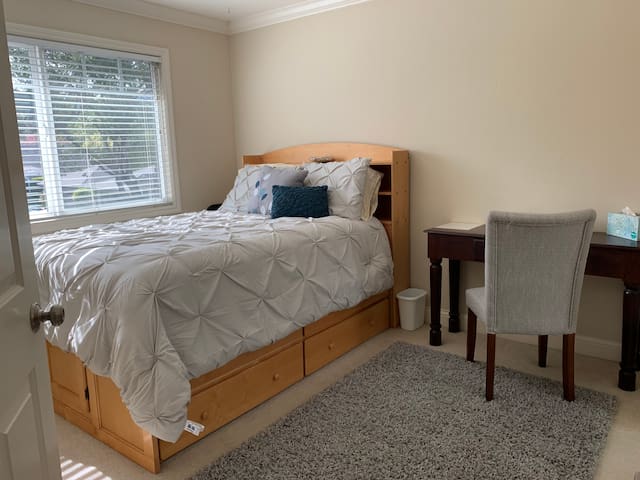 Quiet Los Gatos room