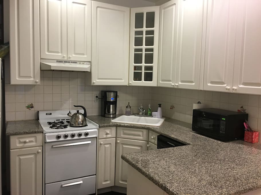 Kitchen appliances include oven, gas stove, dishwasher, refrigerator, and sink. Guests have access to microwave, toaster, kettle, and coffee machine.