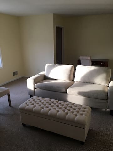 Beautiful 1 BedroomA in share apt
Close to EWR/NYC