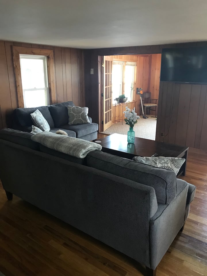 พื้นที่นั่งเล่นชั้นบนวิวทะเลสาบ