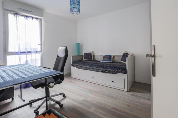 Голема независна соба од 12 м2 со затворена клупа, 1 место за седење