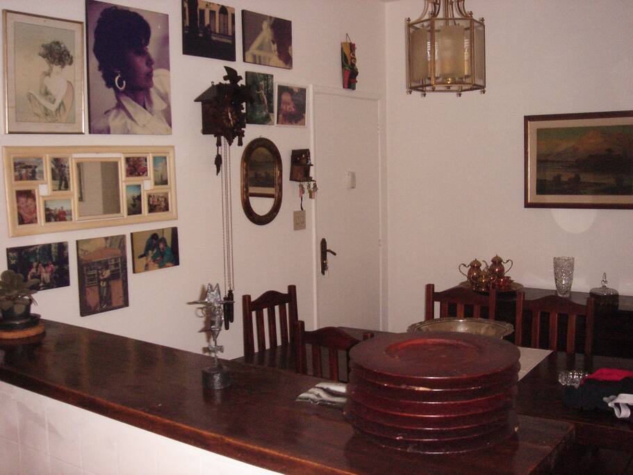 Balcão e sala de jantar
