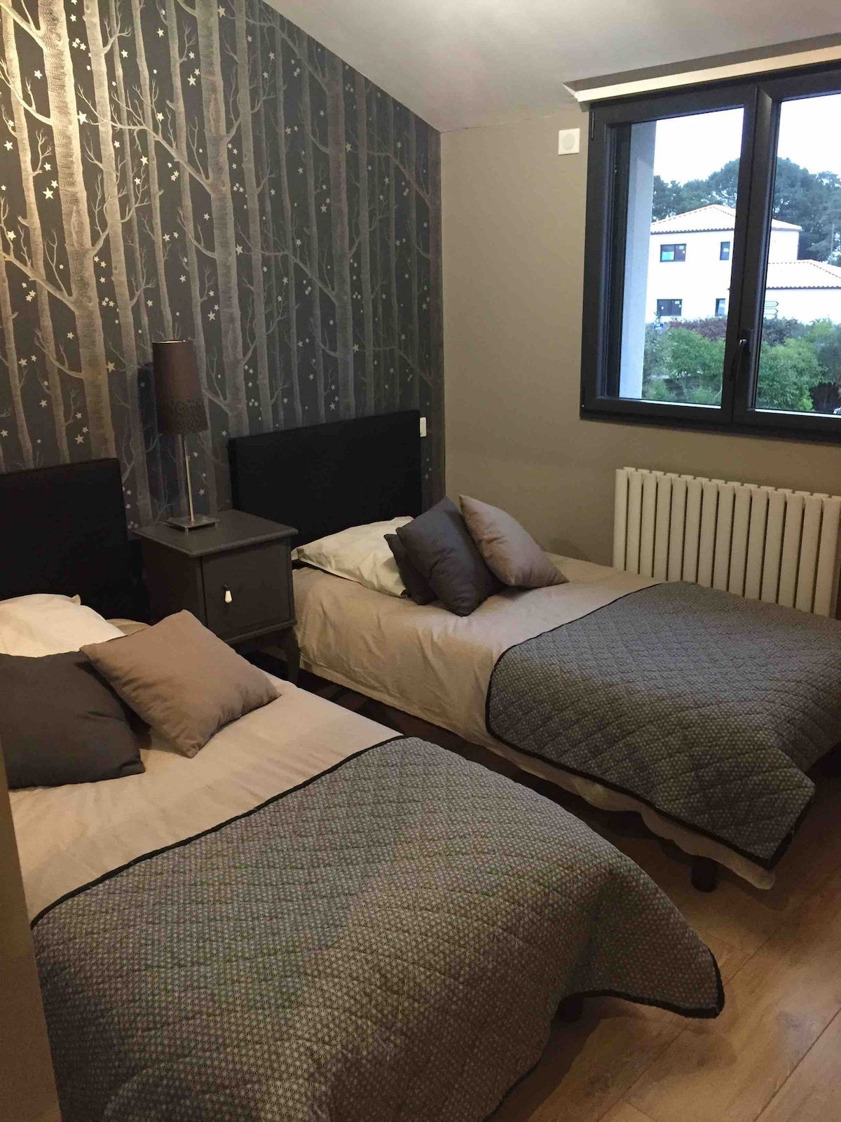 חדר עם מיטה זוגית 