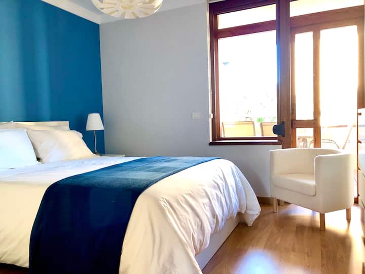 חדר שינה ראשי עם יציאה מהמרפסת