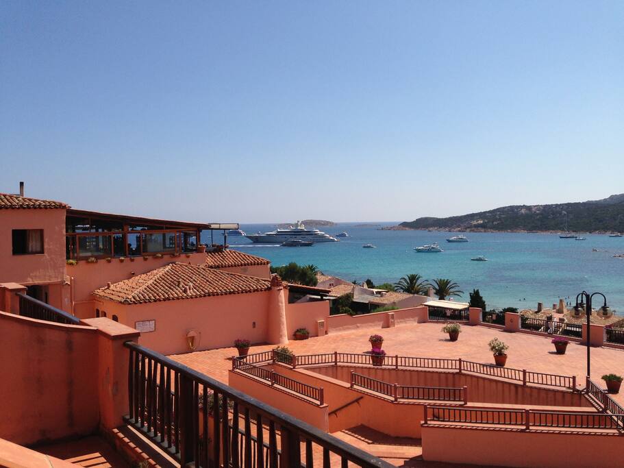La vista dal terrazzo e il ristorante "il pulcino" sul mare
