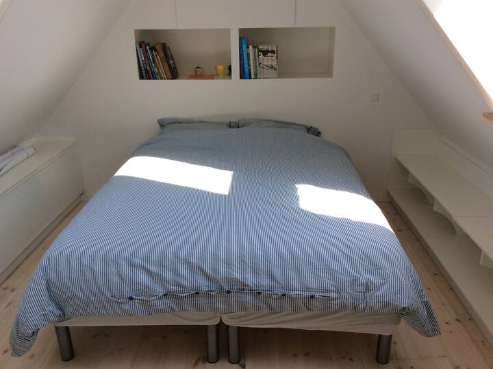 Soveværelse med dobbelseng og kig til stjernerne