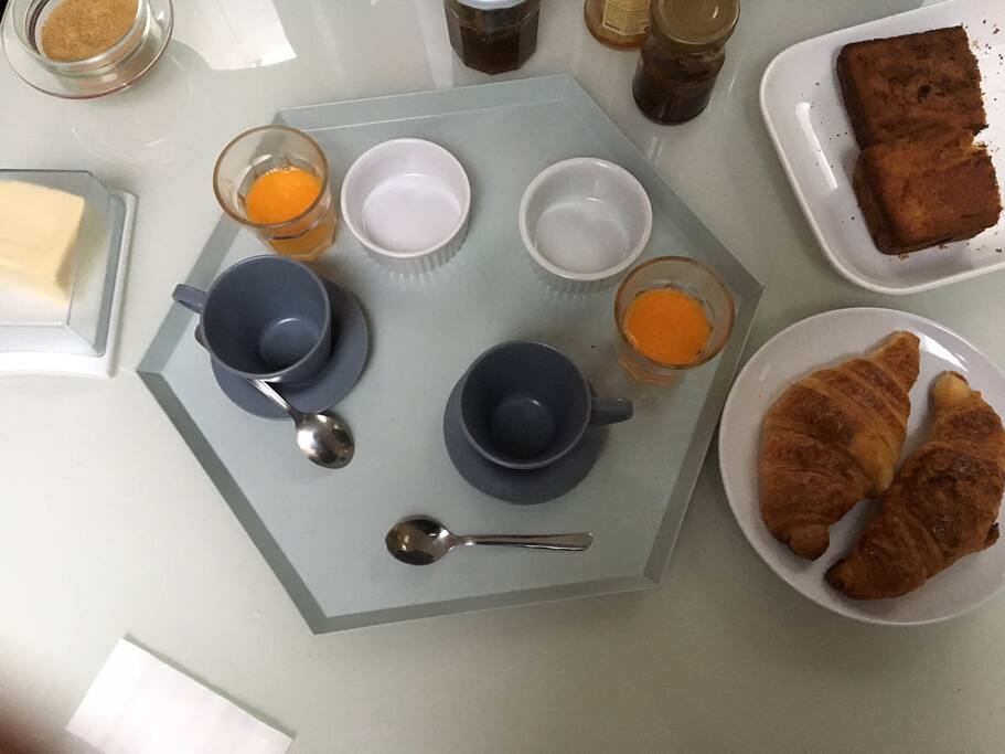 Petit-dejeuner : jus pressé, croissant frais...