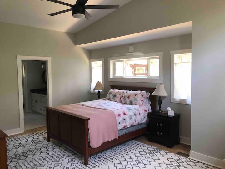 Ძირითადი საძინებელი სააბაზანოთი საშხაპეში მასიური გასეირნებით. 