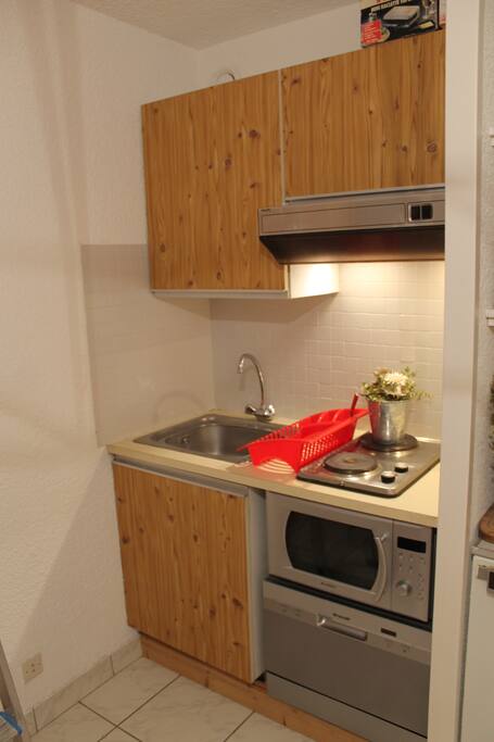 Coin cuisine avec lave-vaisselle et four micro-onde