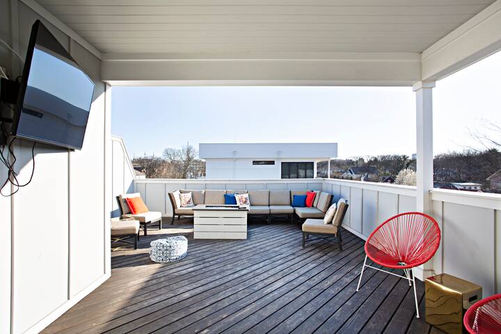Huge Rooftop Retreat | Walk to Bars and Dining gallery image 5