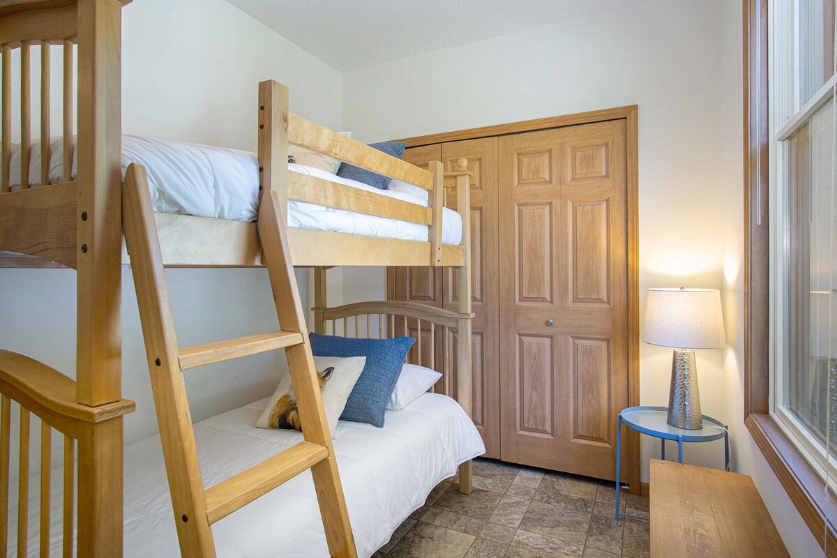 Spálňa 3 - hlavné poschodie. 1 poschodová posteľ, lavička, šatník. 