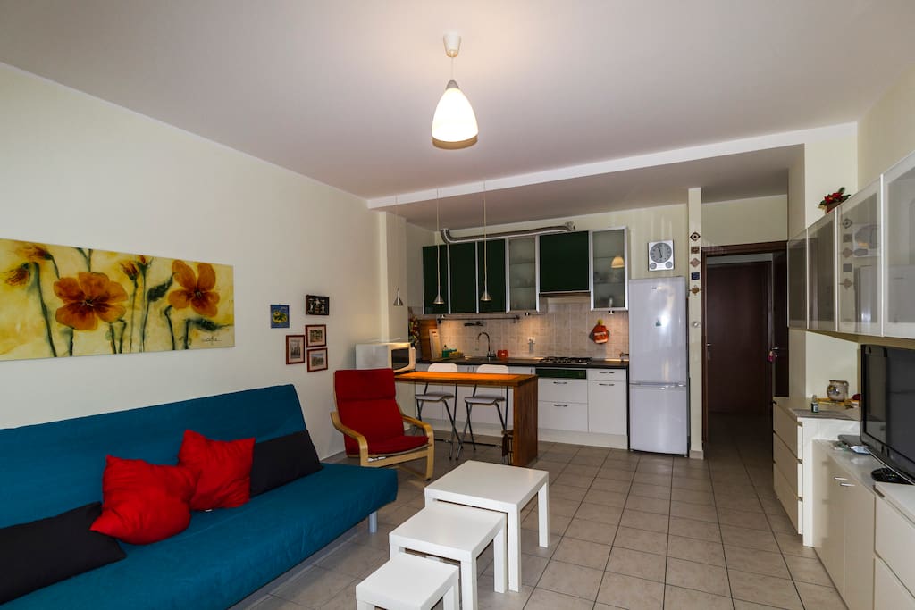 Salotto e angolo cottura/living room and kitchenette