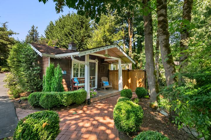 Private Cottage right on creek & 15 ft waterfall!