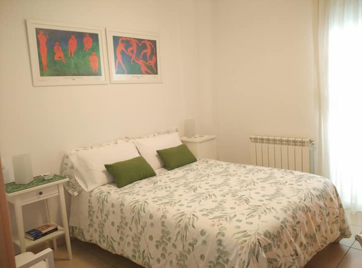 卧室，带大衣柜