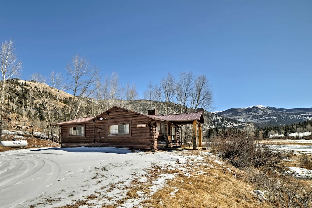 This 2-bed vacation rental cabin is affiliated with historic Vickers Ranch.